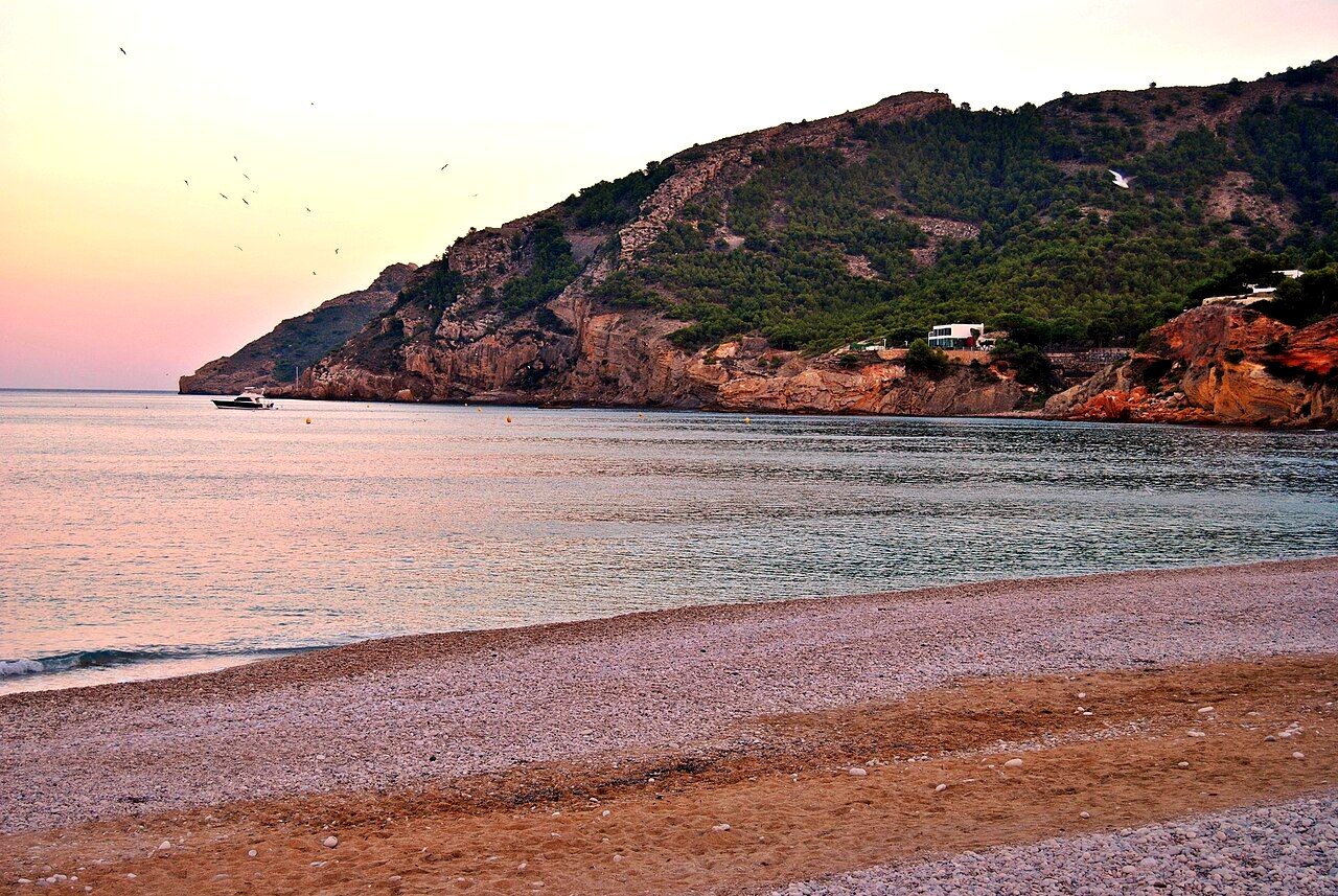 The pebble bay of l'Albir below the Serra Gelada