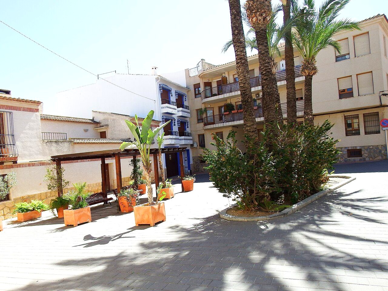 A whitewashed plaza in La Nucía