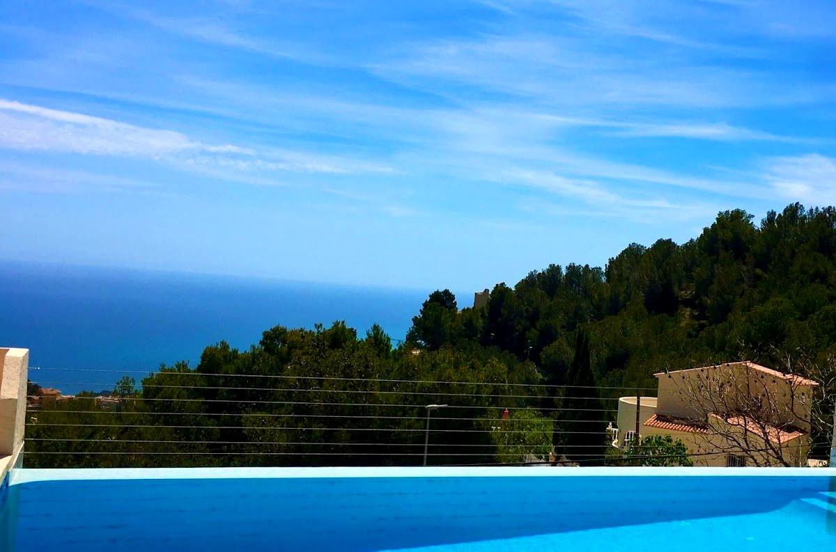 Modern villa with infinity pool in Moraira